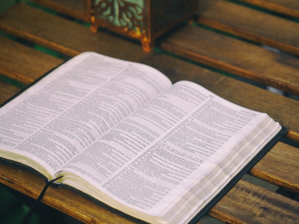 une bible ouverte posée sur une belle table en bois, voilà une belle ambiance pour s'intéresser à cette nouvelle traduction de la Bible