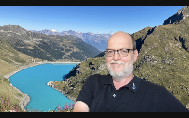 Photo portrait de Didier Halter avec un magnifique paysage valaisan en arrière fond